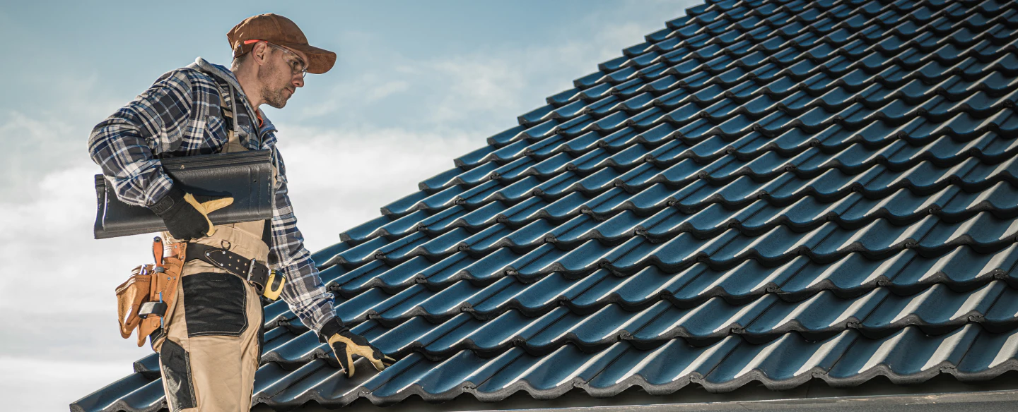 carpenter-installing-roof-shingles-smithsburg-md